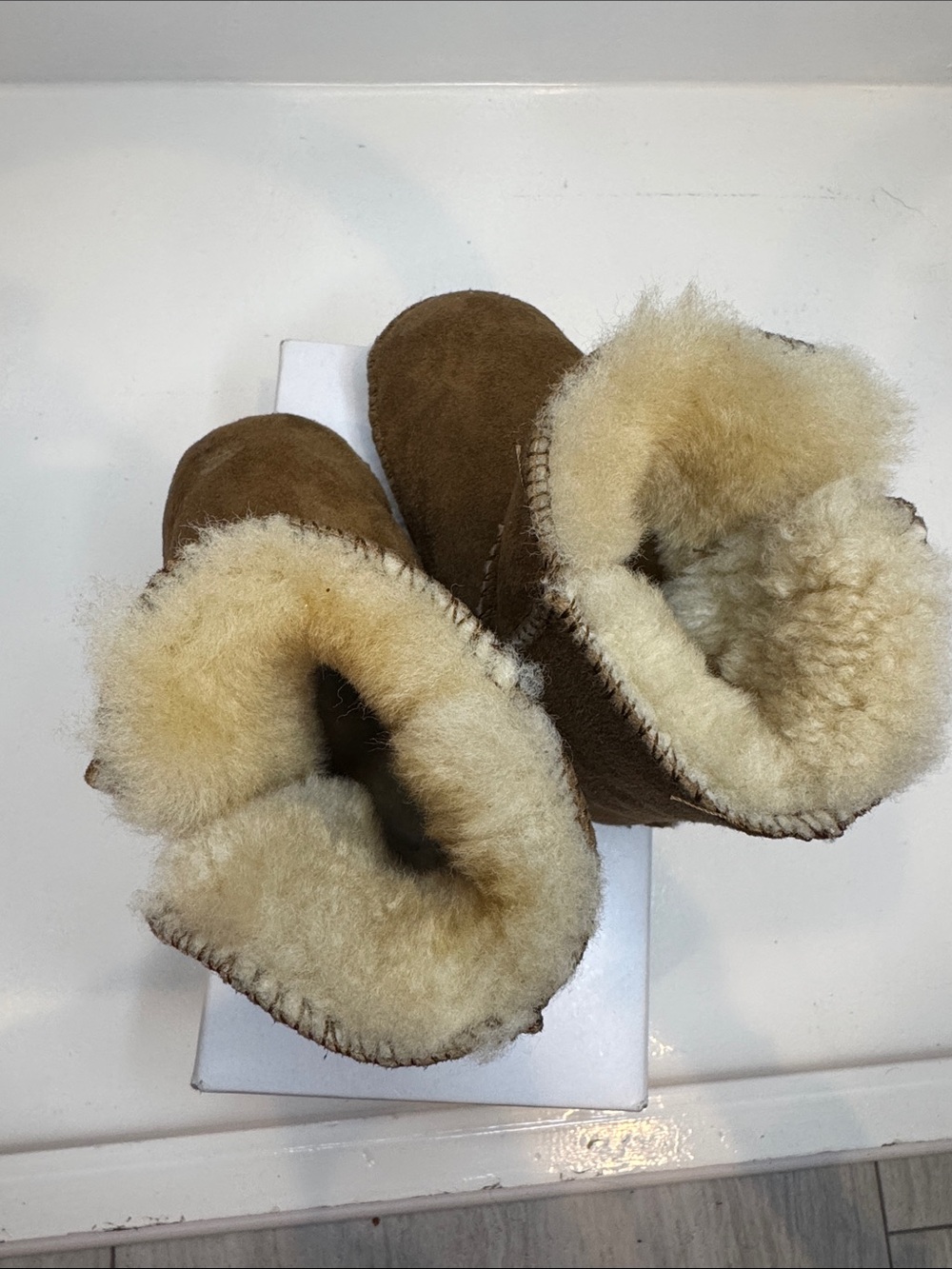 Minnetonka Infant’s size 6 Sheepskin Pug Bootie Golden Tan #1472 - Picture 5 of 10